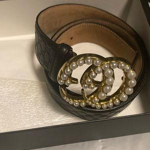 Gucci -GG pearl leather belt with GG in belt Used in good condition